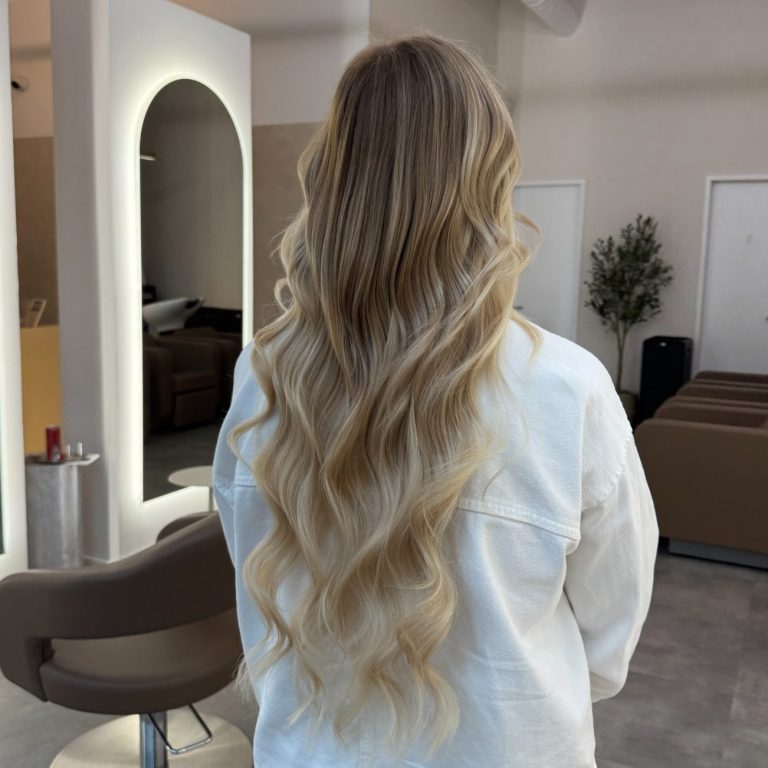 Haarverlängerung im Balayage Look mit Tressen für einen weichen Verlauf Haarverlängerung im Balayage Look mit Tressen für einen weichen Verlauf