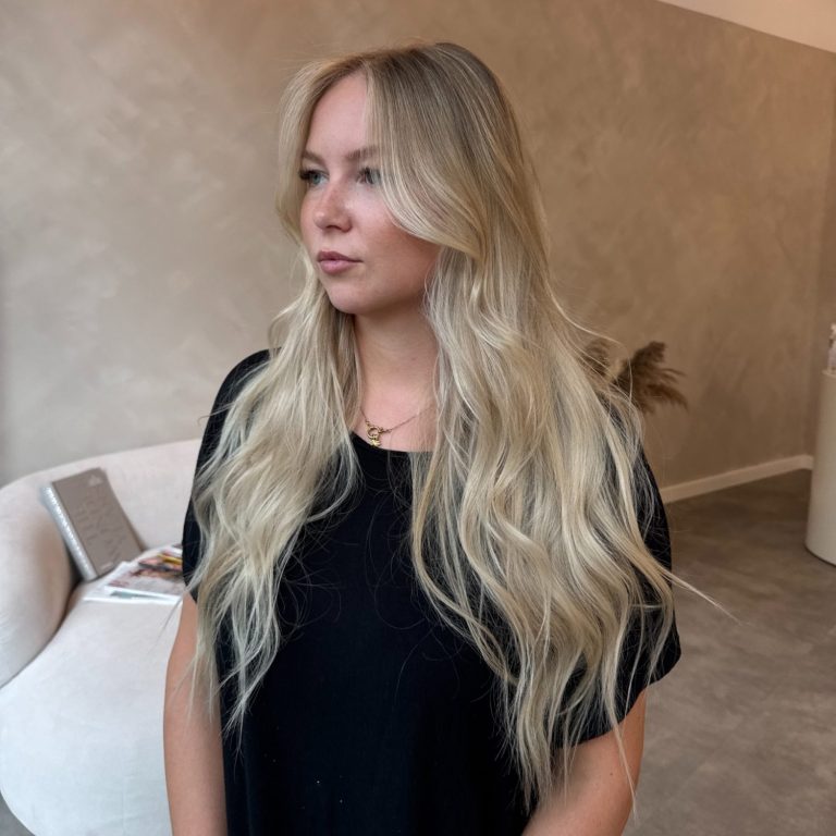 sehr helles blond mit natürlichem Ansatz bei langen Haaren sehr helles blond mit natürlichem Ansatz bei langen Haaren