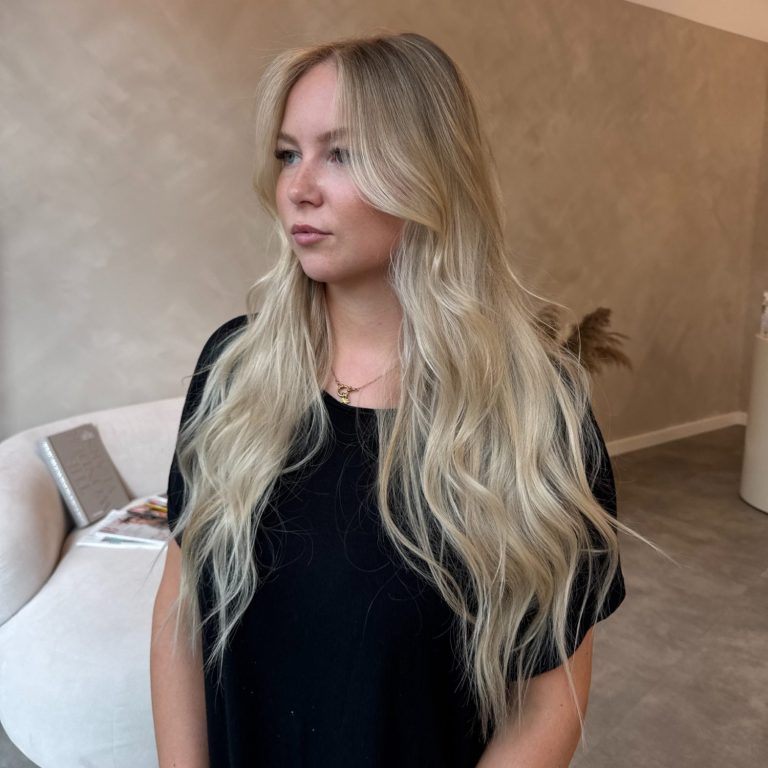 strahlendes helles blond Balayage mit weichem Verlauf am Ansatz