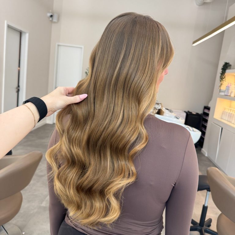 gesträhnte Haarverdichtung mit Tapes für ein sehr natürliches Ergebnis gesträhnte Haarverdichtung mit Tapes für ein sehr natürliches Ergebnis