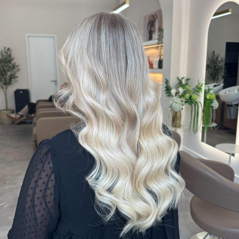 Haarverlängerung mit Tapes in sehr hellem kühlen Blond Haarverlängerung mit Tapes in sehr hellem kühlen Blond