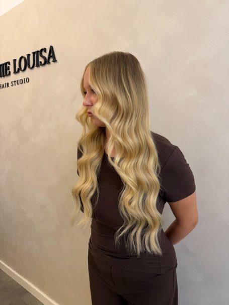 weich verlaufende Balayage in sehr hellem blond mit unsichtbarer Tressen Haarverdichtung