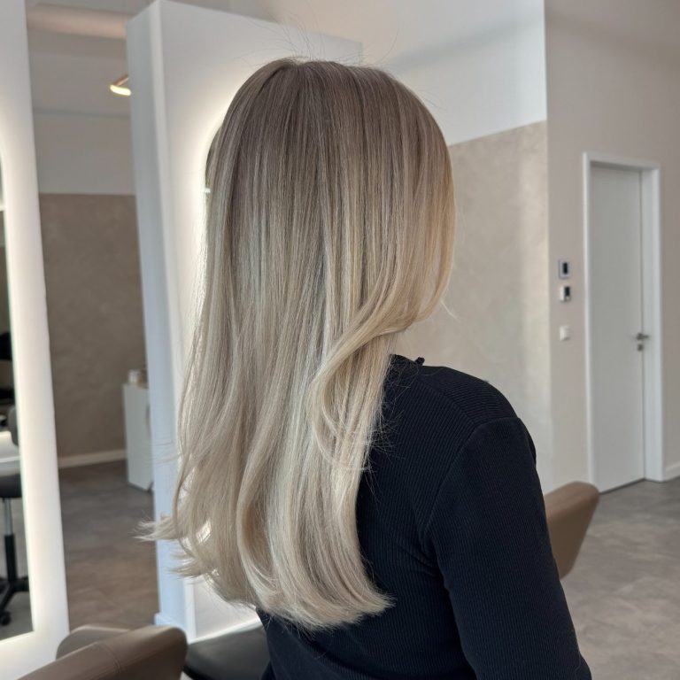 helles blond mit dunklerem Ansatz helles blond mit dunklerem Ansatz